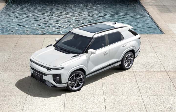 KGM Actyon HEV, c'è un nuovo SUV ibrido in Italia. Costa 43.050 euro ed è fatto così