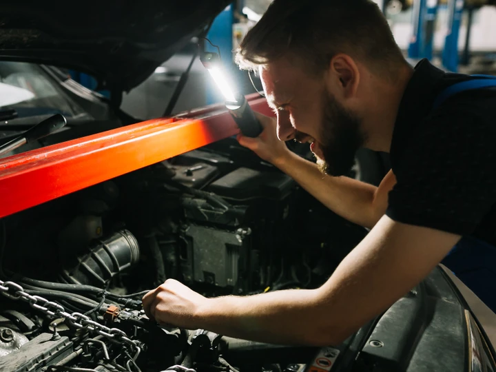 Per le emergenze in auto due torce pieghevoli in offerta per il Black Friday