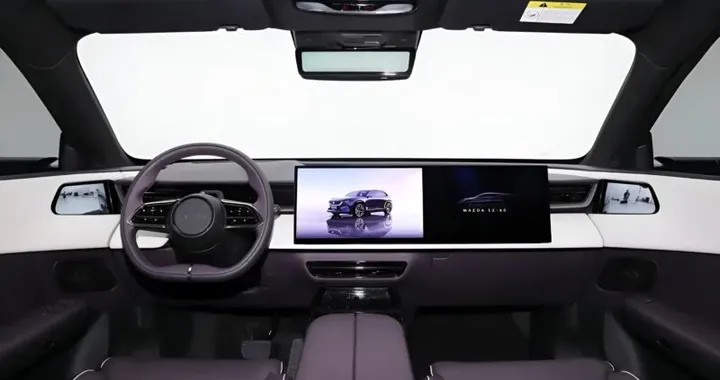 Mazda EZ-60, gli interni del nuovo SUV elettrico: display 5K e Dolby Atmos