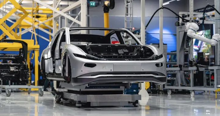 Lightyear 0, parte la produzione dell'auto elettrica che si ricarica con il Sole