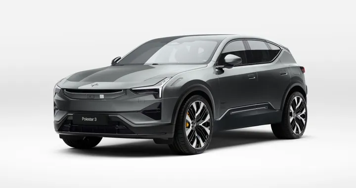 Polestar 3 si aggiorna: architettura a 800 V, nuovi motori e nuove batterie. Ecco come cambia