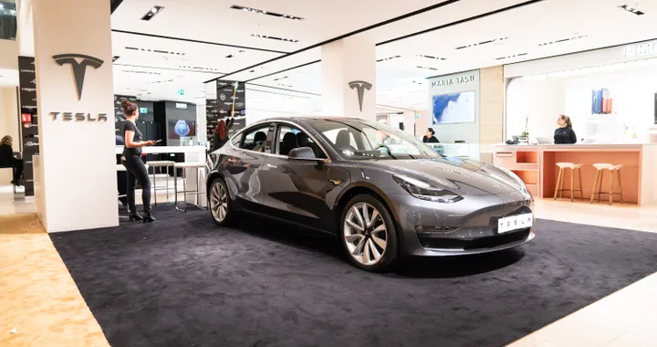 Tesla apre a Roma un nuovo Temporary Store, protagonista è Model 3