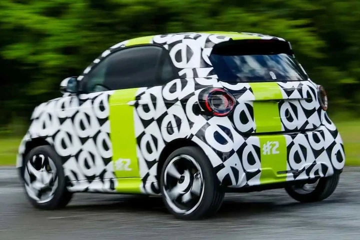 La Smart #2 su strada per i test: manca poco al debutto