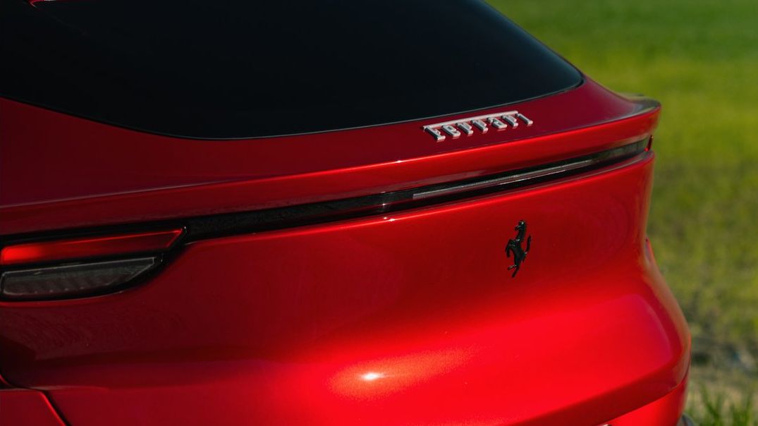 Ferrari mostra un brevetto per fanali che diventano alettoni attivi, migliorando l'aerodinamica del veicolo