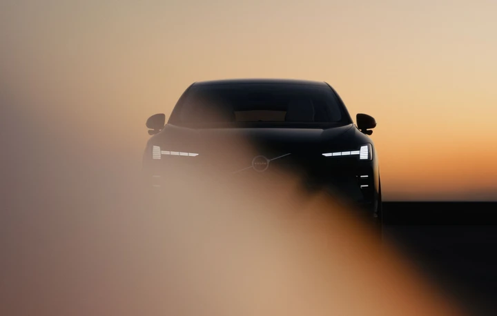 La nuova Volvo EX60 sta arrivando: 810 km di autonomia e ricarica a 400 kW contro l'ansia da autonomia