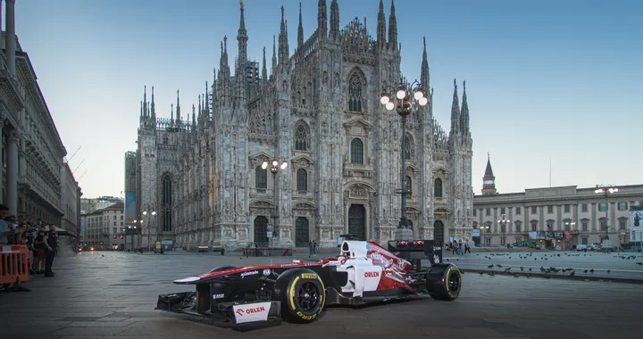 Alfa Romeo compie 112 anni e sveglia Milano col rombo della sua F1