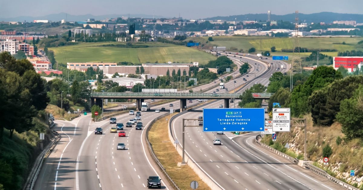 Da 120 km/h a 40 km/h, i limiti di velocità variano in tempo reale: la novità in Spagna