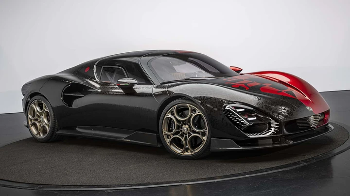 Alfa Romeo 33 Stradale, una livrea sartoriale in damasco sorprende Parigi
