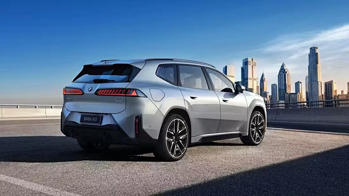 BMW iX3, in Cina è più grande ma costa quasi 29.000 euro in meno