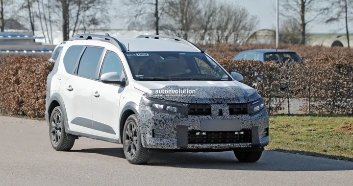 Dacia Jogger si prepara al restyling. Eccola su strada | Foto spia
