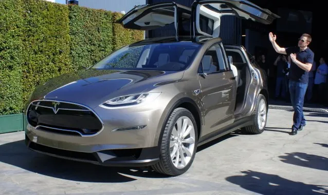 Tesla Model X: il crossover elettrico da 7 posti che accelera da 0 a 100 in 4.5 secondi