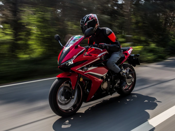 È in offerta a meno di 30€ l’accessorio indispensabile per chi usa la moto tutti i giorni