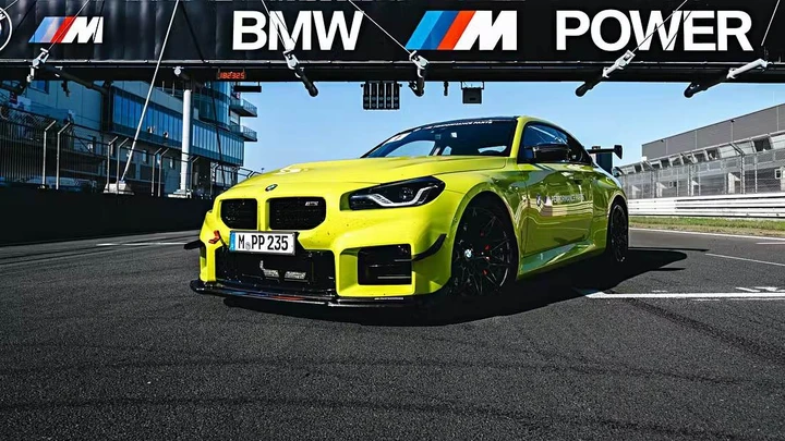 BMW M2 con il nuovo M Performance Track Kit riscrive le gerarchie del Nürburgring