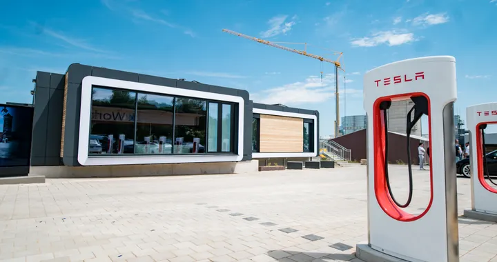 Bk World con Tesla mostra la sua idea di stazione per la ricarica con lounge e servizi