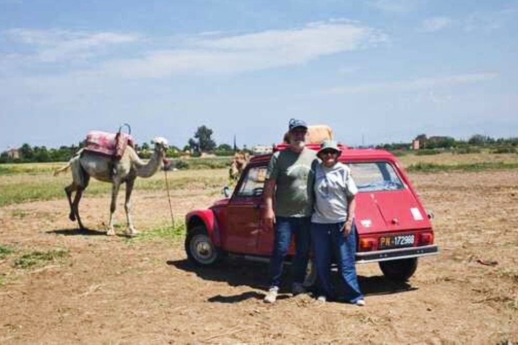 Una Dyane del 1982 attraversa l'Europa e l'Africa in un viaggio di 5.800 km, con momenti di tensione e ospitalità marocchina