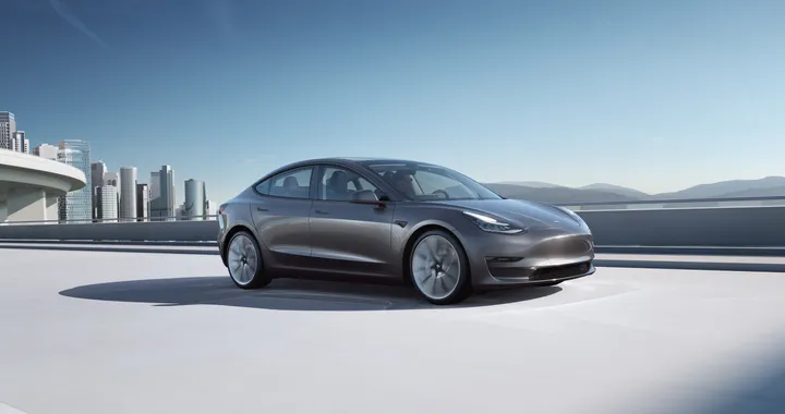 Uber, accordo con Hertz. 50 mila Tesla andranno ai suoi autisti
