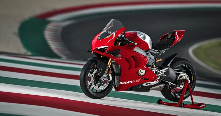 Ducati Panigale V4 R: ali, branchie e la potenza della MotoGP...in strada