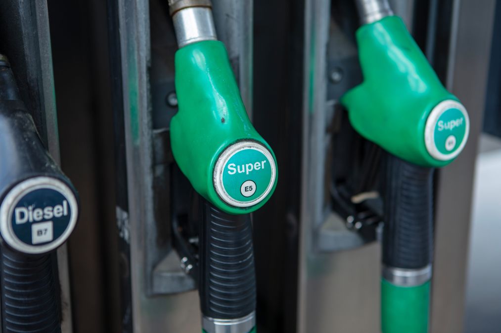 Copertina: Caro carburante, agosto da record: fino a 1 miliardo di euro in più rispetto al 2025