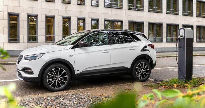 Opel Grandland X Hybrid Plug-in a trazione anteriore: prezzi italiani