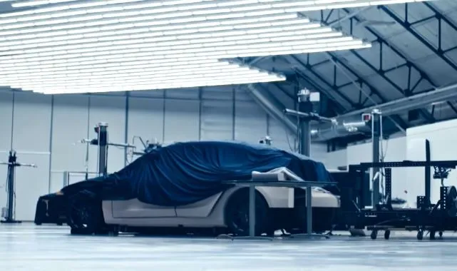Tesla: un modello misterioso spunta nel video istituzionale