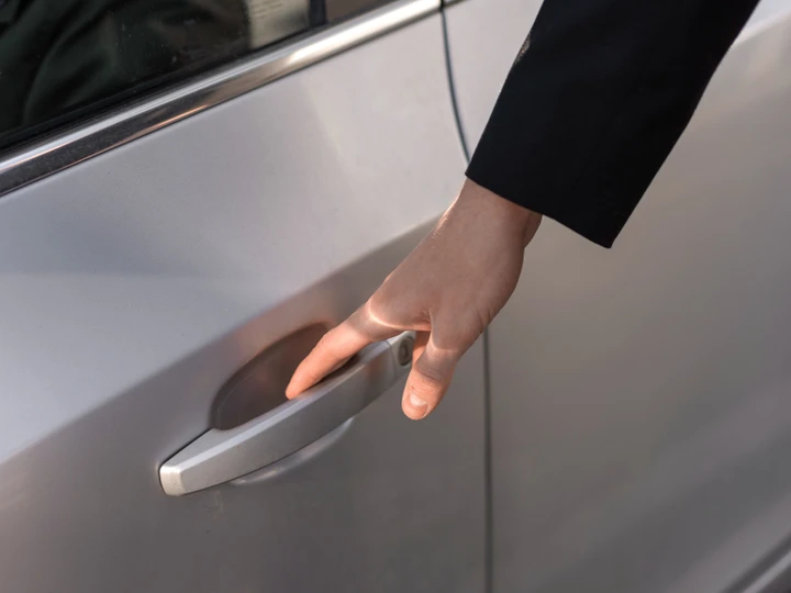 Un semplice accessorio in offerta per ridurre il rischio di danni accidentali quando apri lo sportello