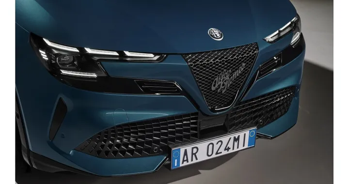 Alfa Romeo Junior Speciale a Rom-E: il B-SUV si fa conoscere in strada