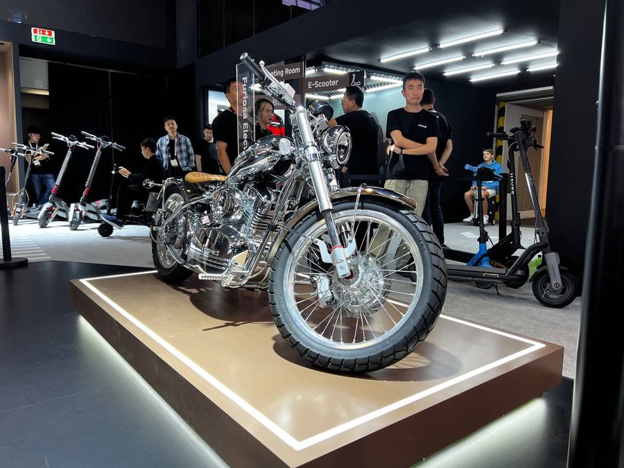 Furiosa, la moto elettrica di Navee che gioca a fare la chopper. Ecco quanto costa