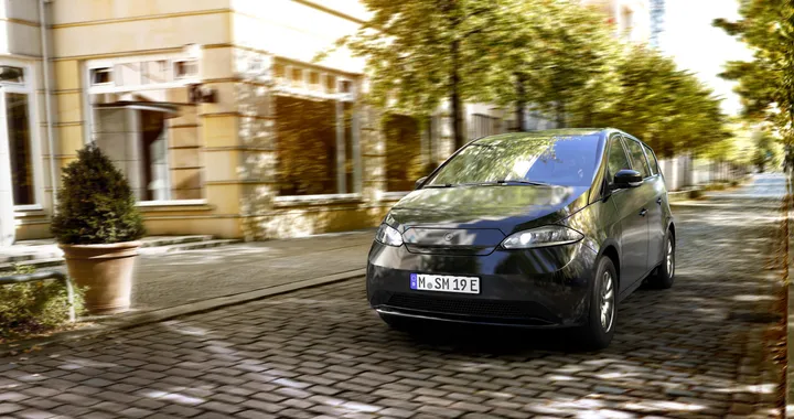 Sono Motors Sion: l'auto elettrica a pannelli solari guadagna tempo (per ora)