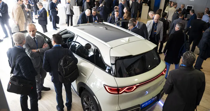 BYD cerca le aziende italiane, una folla al meeting di Torino