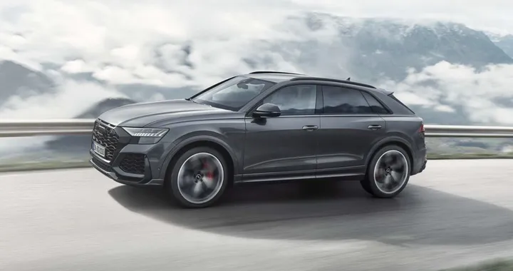 Audi RS Q8 restyling, test al Nürburgring. Foto spia