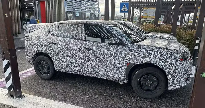 Nuova FIAT Fastback 2026 ancora pizzicata su strada: ecco le ultime foto spia