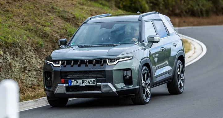 KGM Torres HEV debutta in Italia: caratteristiche e prezzi del SUV ibrido