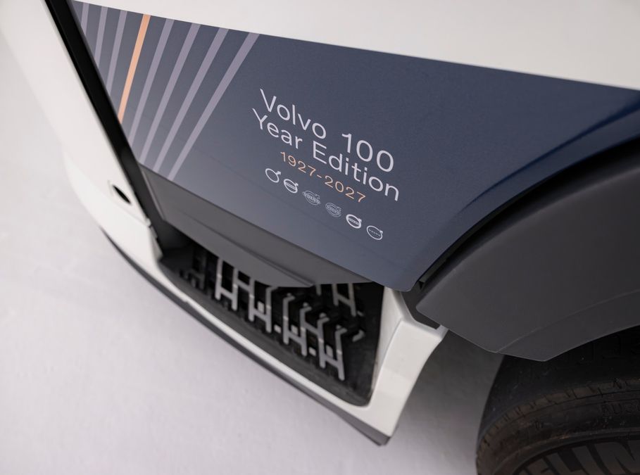 Copertina: Volvo Trucks celebra il centenario con la nuova “100 Year Edition”