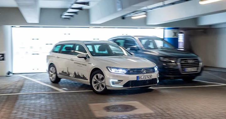 Volkswagen testa ad Amburgo il parcheggio autonomo via app