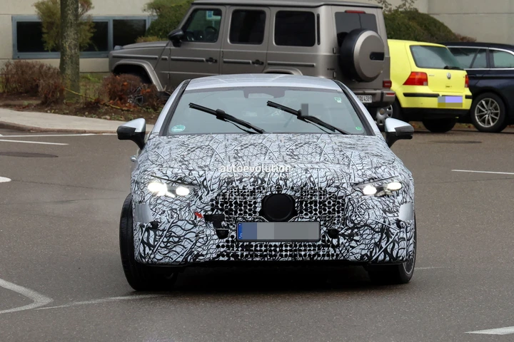 Nuova Mercedes CLE 2027, il restyling è in arrivo: prime foto spia