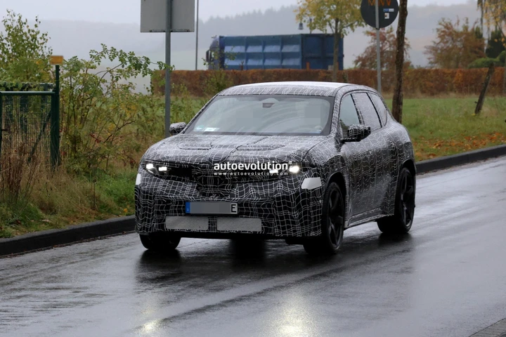 La nuova BMW iX3 M pizzicata durante i test su strada: per il SUV elettrico ancora più potenza