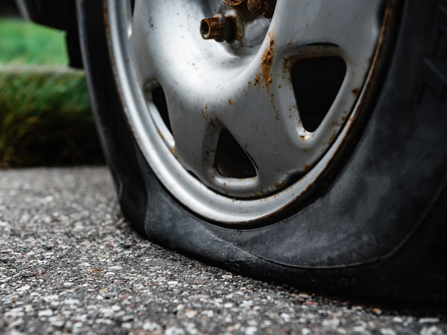 Gomme a terra? Riparti subito con la minipompa elettrica Bosch in offerta su Amazon