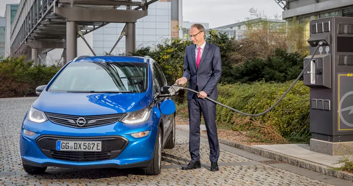 Rüsselsheim, città elettrica: la Casa di Opel fa il pieno di colonnine di ricarica