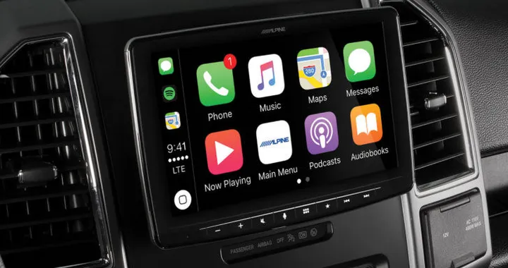 Alpine presenta un'autoradio 1 DIN con schermo da 9'' | CarPlay e Android Auto