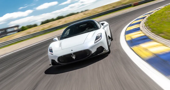 Maserati al CES 2025: MC20 Cielo a guida autonoma e tanta innovazione