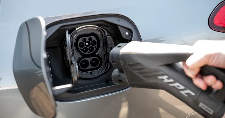 Mercedes, ricarica Plug &amp; Charge anche per le Plug-in
