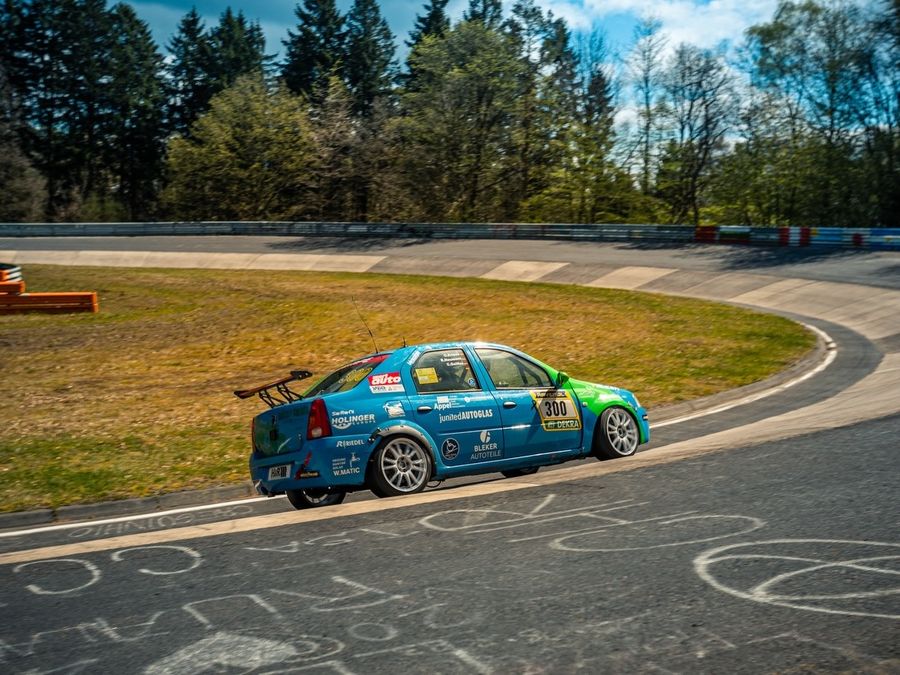 Alla 24 ore del Nürburgring c'è anche un Dacia Logan. E ha una storia incredibile