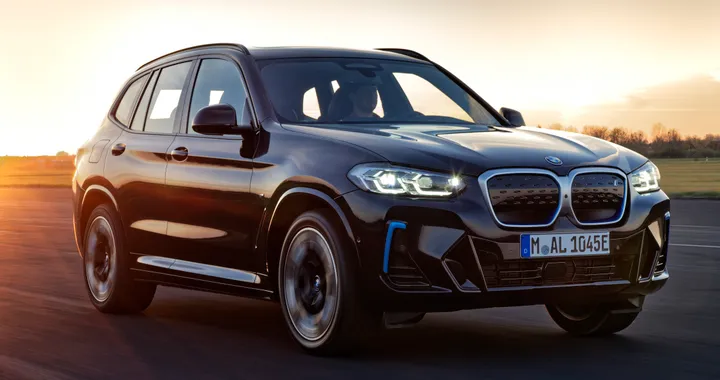 BMW iX3, per il SUV elettrico arriva il restyling
