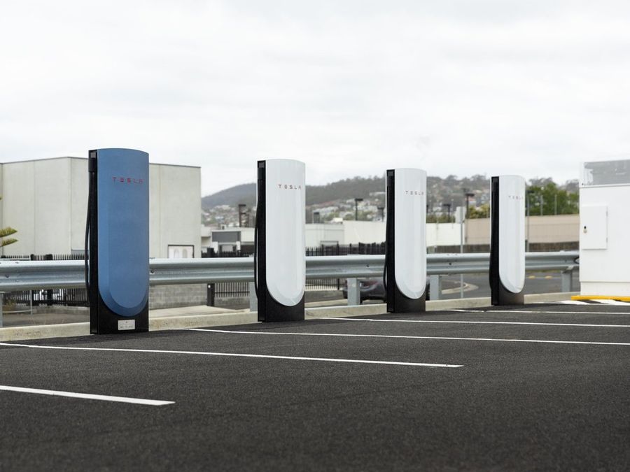 Tesla raggiunge il traguardo dei 75.000 Supercharger installati nel mondo