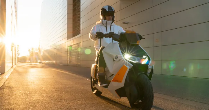 BMW Motorrad Definition CE 04, lo scooter elettrico che rivoluziona la mobilità urbana