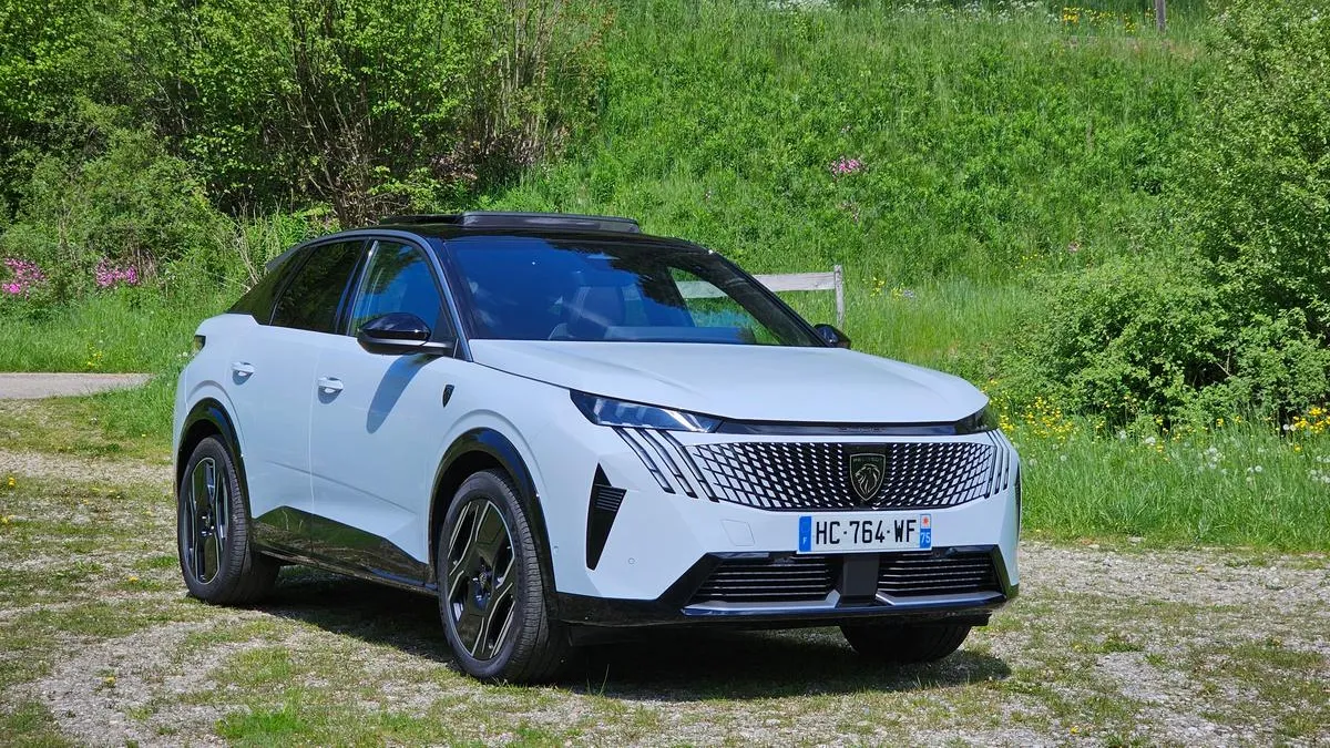 Prova su strada Peugeot e-3008 Dual Motor: la quadra perfetta? | Video