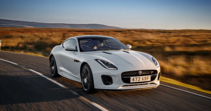 F-TYPE Chequered Flag celebra 70 anni di sportive Jaguar con CarPlay e Android Auto