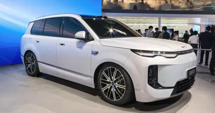 BYD Sealion 08: il SUV full size da 643 CV e 900 km di autonomia