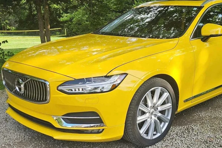 Volvo V90, all’asta un esemplare unico con cinque ruote e 4.000 km: prezzo di saldo