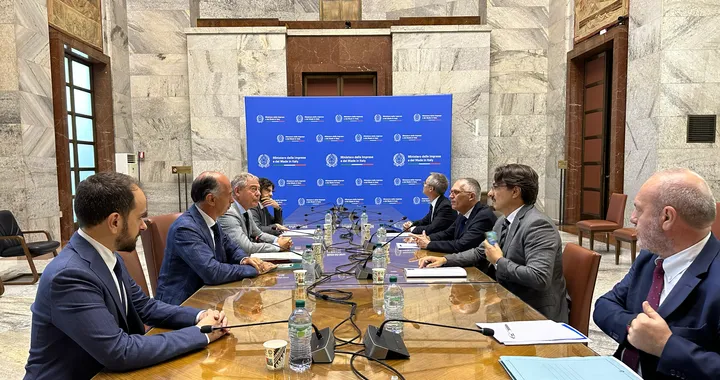 Ministro Urso: entro fine luglio accordo con Stellantis per il rilancio dell'auto italiana